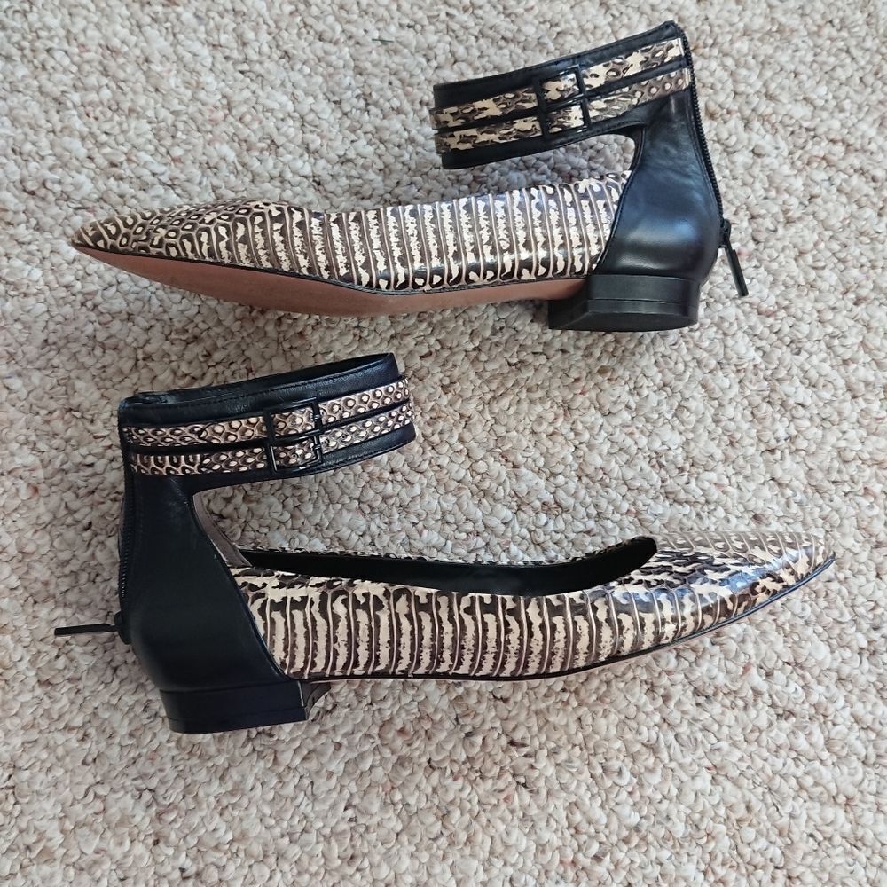 Pour La Victoire Renoir Snake embossing flats size 8